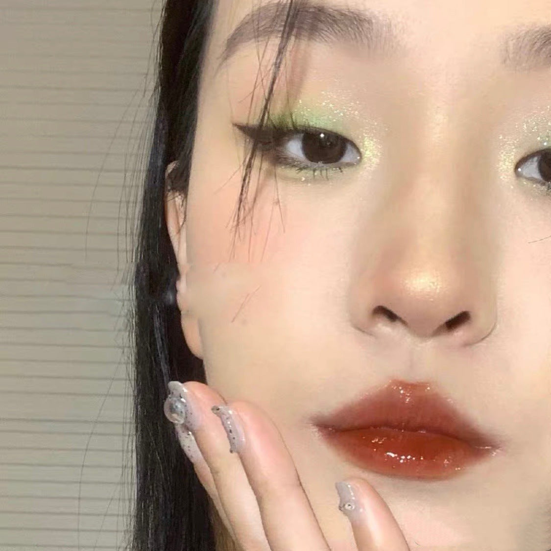 Long Lasting Moisturizing Lipstick for White Students (2)